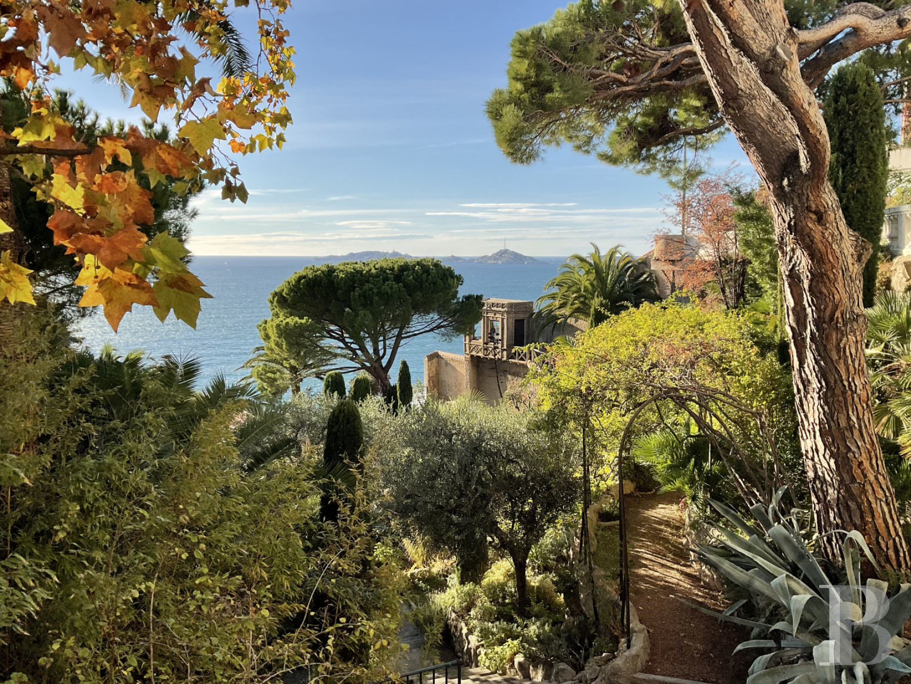 À Marseille, au cœur du Roucas-Blanc, une villa du 19ème siècle et ses spectaculaires jardins et rocailles dominant la corniche - photo  n°13